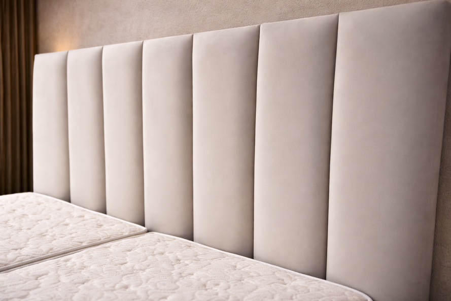 Čalúnená posteľ so skladaným čelom a zánožím 180x200